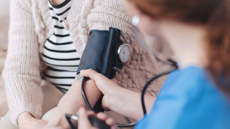 Hypertension artérielle : nécessité d’un traitement régulier pour prévenir les complications.