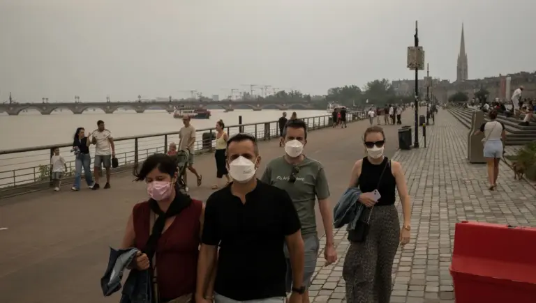 Bordeaux : les habitants portent des masques face à la fumée du mégafeu.