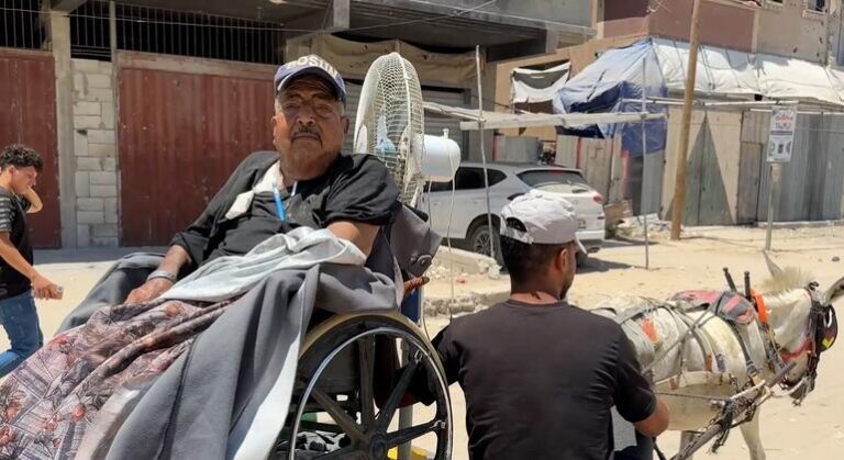 Gaza : un patient sous dialyse transporté en charrette vers l’hôpital en raison du blocus.