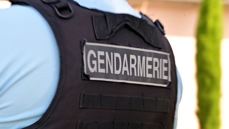Une jeune fille de 17 ans blessée à la mâchoire lors d’une fête en Ariège, enquête en cours.