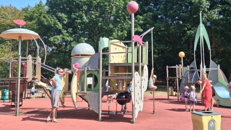 Le parc de Clairefont à Castelsarrasin offre des espaces ombragés pour les familles en été.