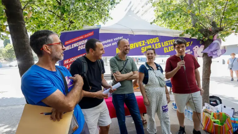 La France insoumise mobilise sa caravane pour convaincre les abstentionnistes avant la présidentielle.