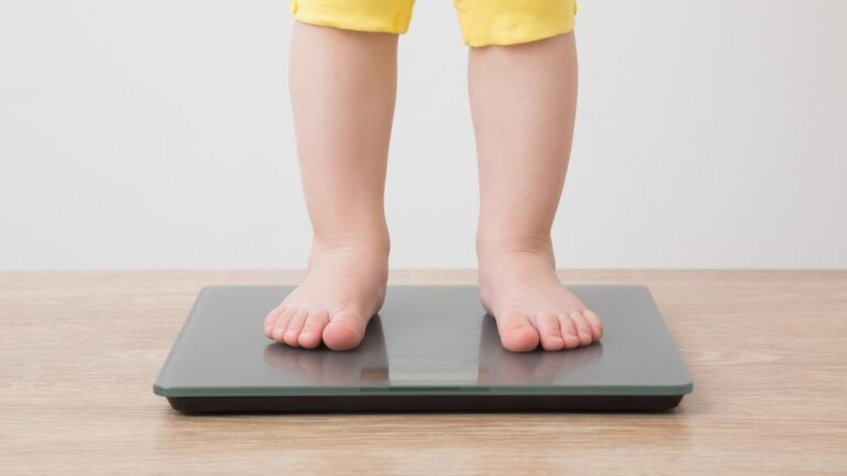 Enfants : l’exposition aux polluants éternels liée à l’augmentation du poids, selon une étude