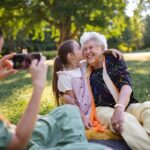 Les vacances chez les grands-parents offrent des expériences éducatives souvent absentes chez les parents.