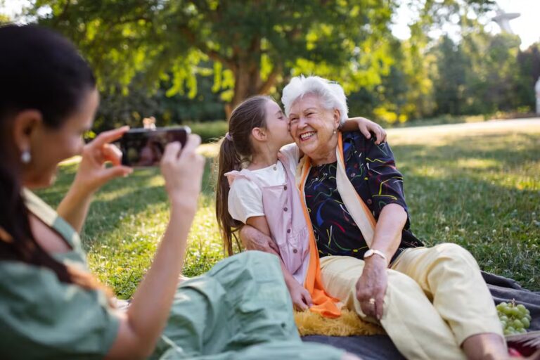 Les vacances chez les grands-parents offrent des expériences éducatives souvent absentes chez les parents.