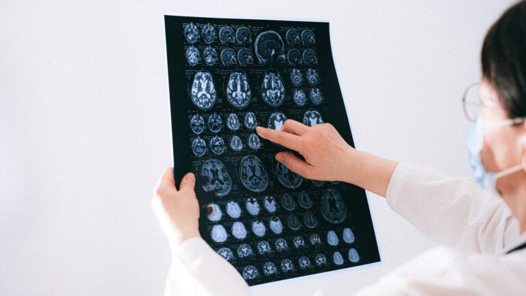 Un homme diagnostiqué d’un cancer du cerveau après dix jours de maux de tête persistants.