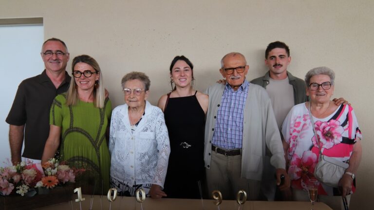 Fernande Latour, centenaire, célèbre son 100e anniversaire entourée de sa famille à Aux-Aussat.
