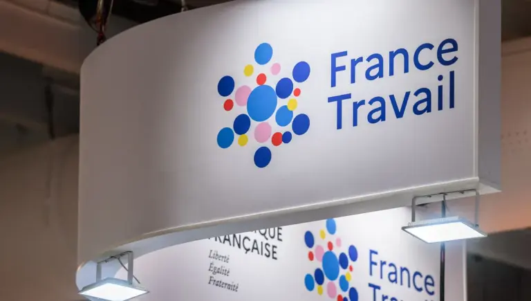 L’IA remet en question l’emploi des jeunes dans le secteur technologique en France.