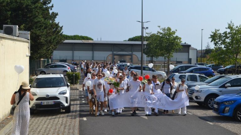 Marche blanche à Vias en hommage à Fabien Molina, salué pour son sourire et sa bienveillance.