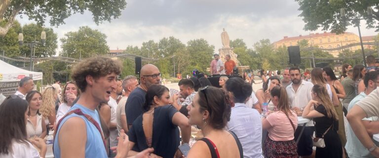 Jeudis de Nîmes : balade gourmande et culturelle en plein air avec concerts et animations.
