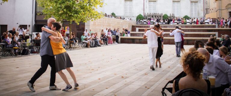 Programme des Jeudis de Nîmes : musiques, marchés, rencontres et dégustations au rendez-vous.