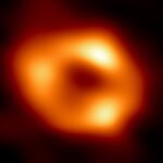 Un trou noir observé dans une lumière intense révèle des propriétés inédites des galaxies.