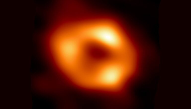 Un trou noir observé dans une lumière intense révèle des propriétés inédites des galaxies.