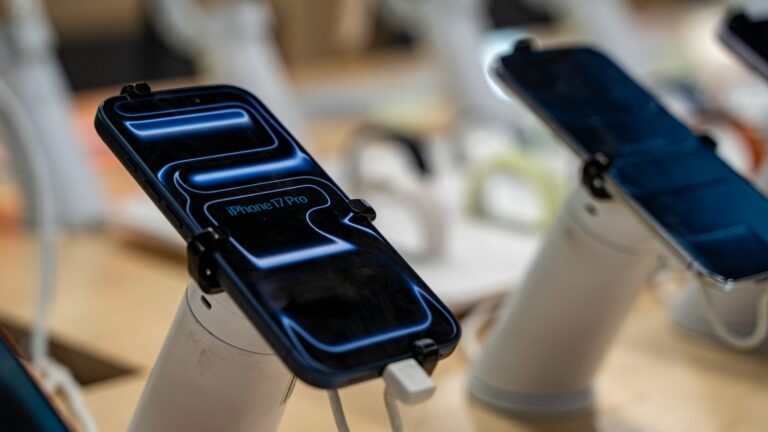 Louer un iPhone devient une option pour les consommateurs face à la hausse des prix.