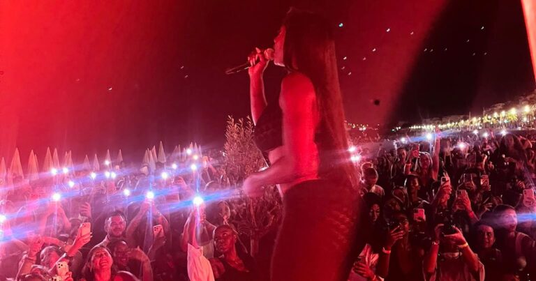 Aya Nakamura attire plus de mille fans sur une plage de Nice lors d’un concert.