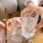 Un homme de 23 ans perd quatre litres de sang après un incident avec une paille en verre.
