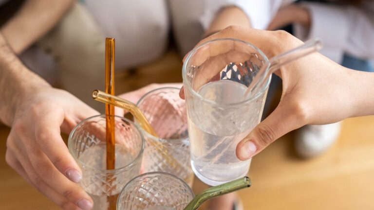 Un homme de 23 ans perd quatre litres de sang après un incident avec une paille en verre.