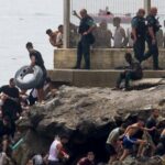 Des milliers de migrants traversent à la nage vers Ceuta, l&rsquo;armée espagnole déployée en renfort.