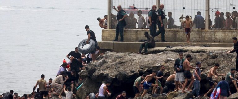Des milliers de migrants traversent à la nage vers Ceuta, l’armée espagnole déployée en renfort.