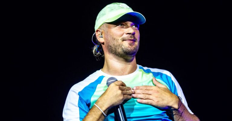 Plus de 30.000 personnes attendues au concert de Jul à Fréjus, selon les organisateurs.