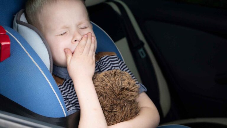 Les enfants plus sensibles au mal des transports : explications scientifiques et facteurs en jeu