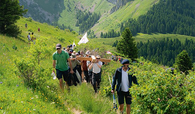 Guerre des croix : exploration des sites historiques en montagne et de leurs enjeux.