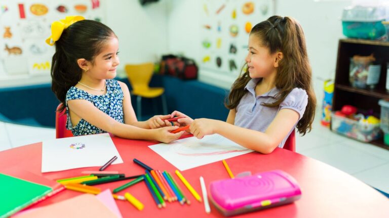 Les enfants échangent des billes et cartes Pokémon pour développer des compétences sociales.