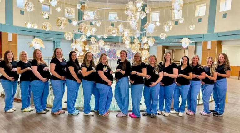 Dix-sept sages-femmes et infirmières enceintes simultanément dans une maternité française.