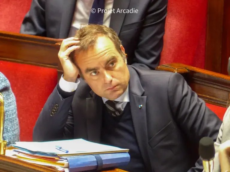 Narcotrafic : Lecornu annonce des poursuites pour corruption contre des agents publics.