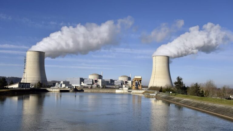 Canicule : trois réacteurs nucléaires arrêtés, huit autres fonctionnent à puissance réduite