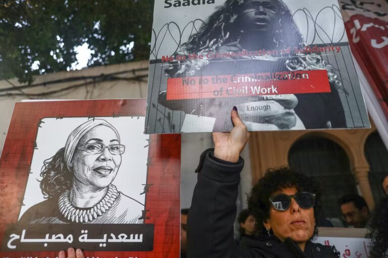 Libération de Saâdia Mosbah en Tunisie après une détention prolongée.