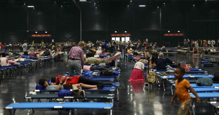 Tensions au parc des expositions de Bordeaux entre peur et colère des visiteurs.