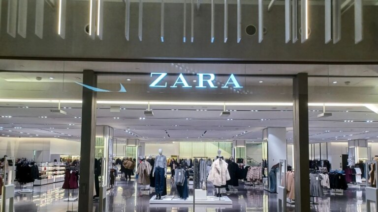 Zara propose une robe longue légère adaptée à toutes les morphologies pour l’été.