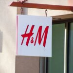 H&M propose une robe en mousseline adaptée aux fortes chaleurs estivales.
