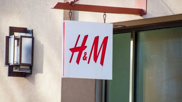 H&M propose une robe en mousseline adaptée aux fortes chaleurs estivales.