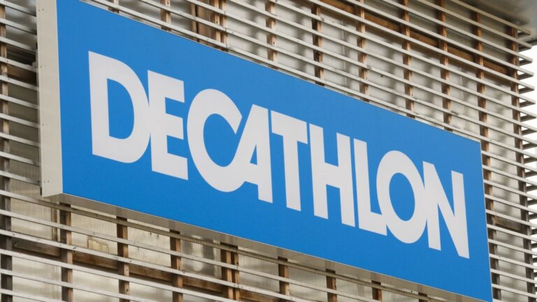 Les sandales plates Decathlon surpassent les Havaianas en popularité cet été.