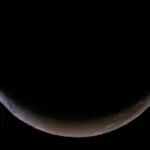 La NASA diffuse une vidéo du survol de Mars par sa sonde, révélant des détails inédits.