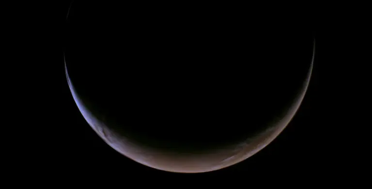 La NASA publie une vidéo du survol de Mars par sa sonde, révélant des détails géologiques.