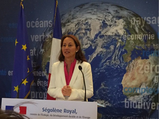 Ségolène Royal souligne les avancées climatiques lors d’un forum international à Paris.