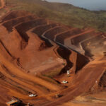 Les prix du minerai de fer en baisse prolongée, impactant le secteur minier mondial.