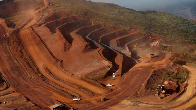 Les prix du minerai de fer en baisse prolongée, impactant le secteur minier mondial.