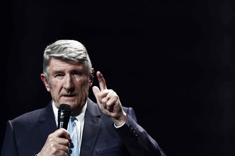 Philippe de Villiers contrôlé par la police avec gyrophare et sirène en Île-de-France.