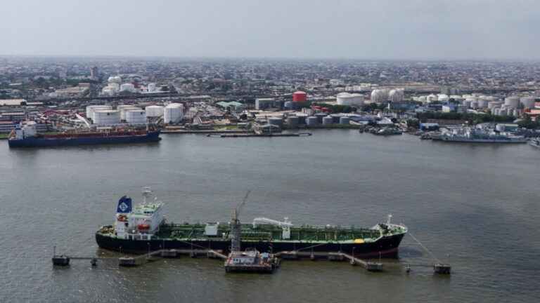 Saisie de plusieurs milliers de kilos de drogues par les autorités à Lagos, Nigeria.