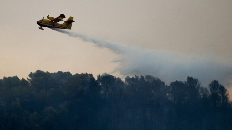 Sécheresse en France : incendies majeurs touchent le Var et la Corse
