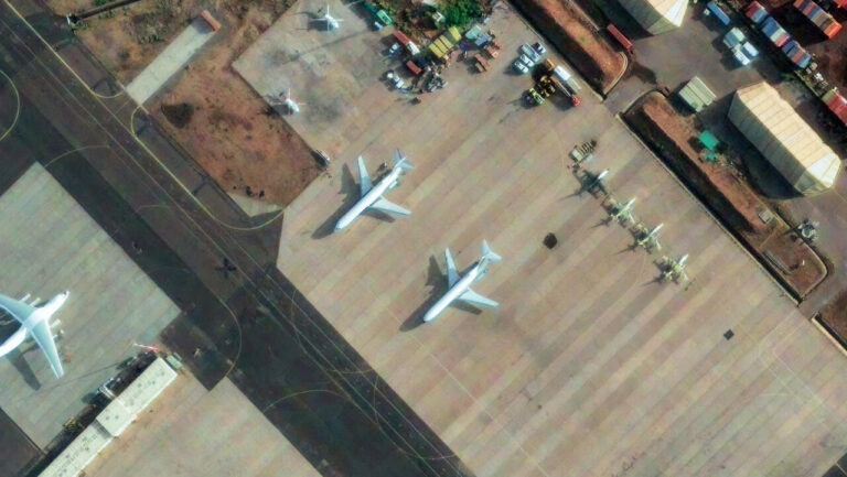 L’ONU condamne l’utilisation d’avions civils pour soutenir les paramilitaires FSR au Soudan.