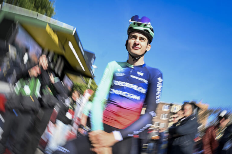 Paul Seixas quitte le Tour de France, suscitant des interrogations sur la sélection nationale.