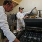 Une famille perpétue la tradition de la madeleine de Dax depuis plusieurs générations.
