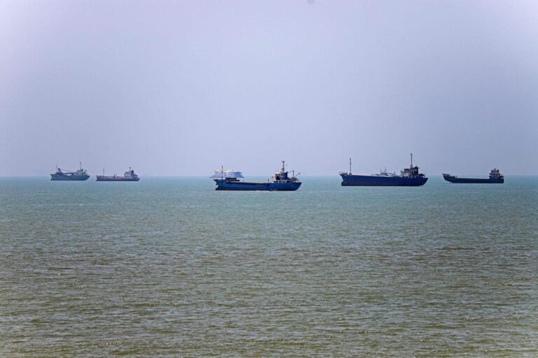 Attaques de navires dans le détroit d’Ormuz : les États-Unis rétablissent des sanctions sur l’Iran.