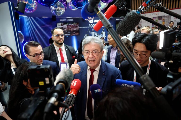 Mélenchon appelle à boycotter la matinale de France Culture, Radio France réagit.