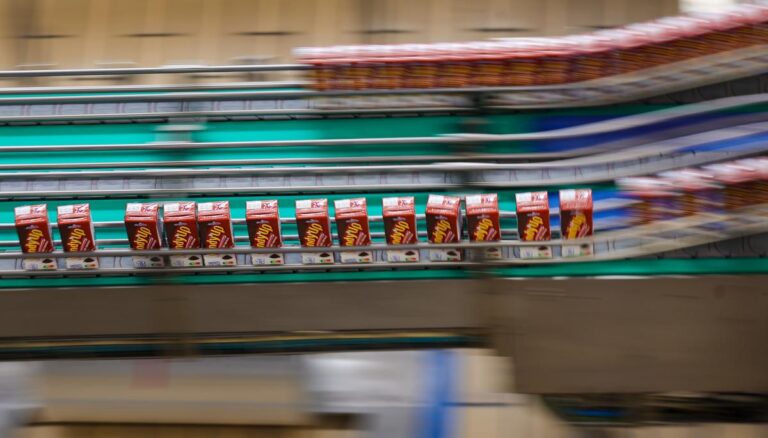 Candy’Up : robots et humains collaborent à la laiterie Candia de Lons pour l’optimisation de la production.
